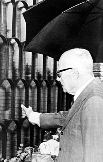 Sandro Pertini rende omaggio alla tomba dell'On. Aldo Moro