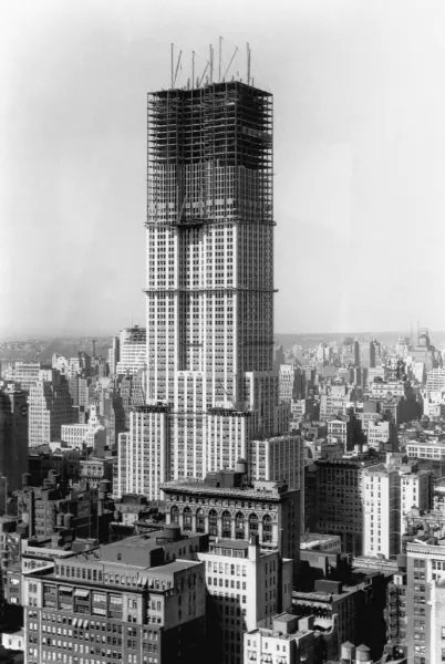 L'Empire State Building in costruzione