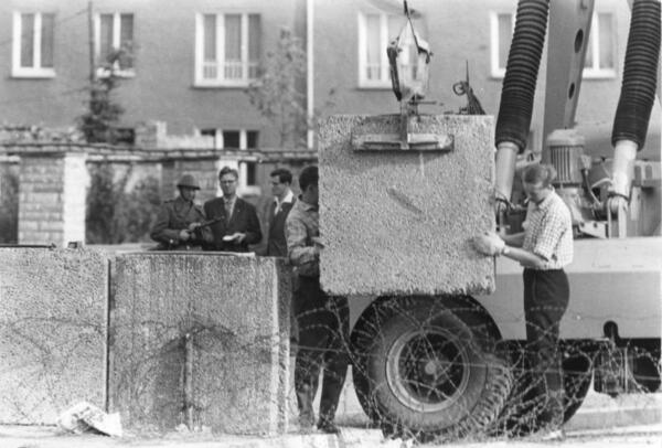 La posa dei primi blocchi del Muro di Berlino