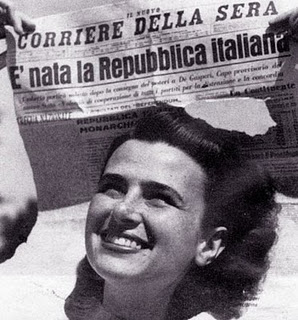 La foto simbolo della nascita della Repubblica italiana che ritrae il volto sorridente di Anna Iberti con una copia del Corriere della Sera del 6 giugno 1946 (Pubblico dominio/Wikipedia)
