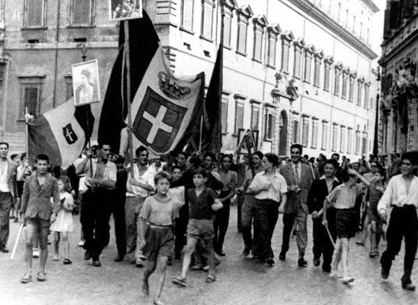Manifestanti monarchici a Napoli (Pubblico dominio)