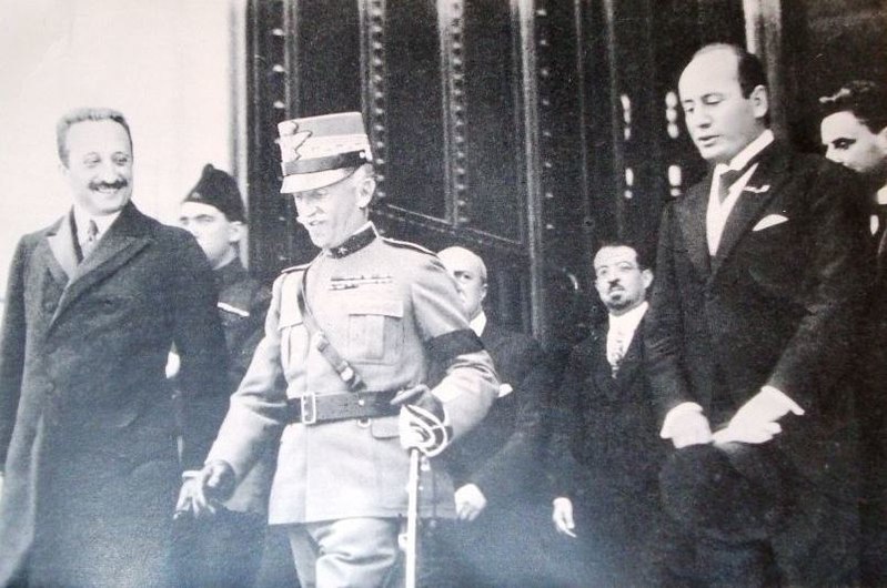 Vittorio Emanuele III e Mussolini all'uscita da Montecitorio