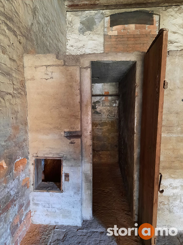 Ingresso di una cella nel lager della Risiera di San Sabba