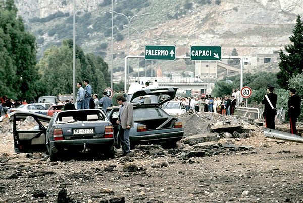 Strage di Capaci: le immagini dell'autostrada A29 devastata dall'esplosione 