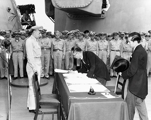 Il 2 settembre 1945 ministro degli esteri giapponese Mamoru Shigemitsu firma l'Atto ufficiale di resa del Giappone