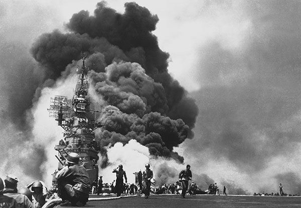 Una portaerei USA colpita da due kamikaze l'11 maggio 1945