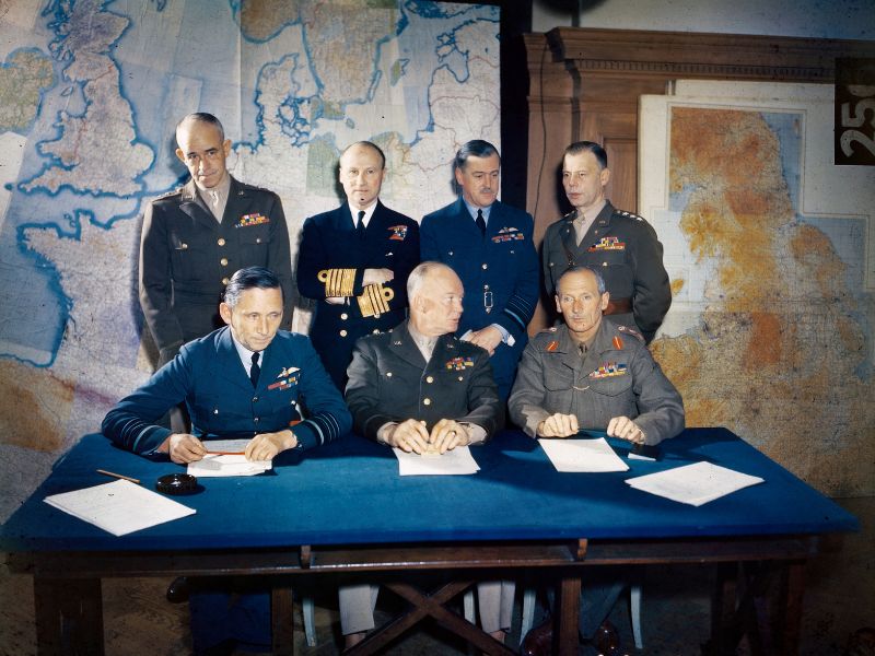 Riunione del Supreme Headquarters Allied Expeditionary Force, 1° febbraio 1944. In prima fila, seduti, il maresciallo Arthur Tedder, il generale Dwight Eisenhower e il generale Bernard Montgomery (Wikipedia/Public Domain)